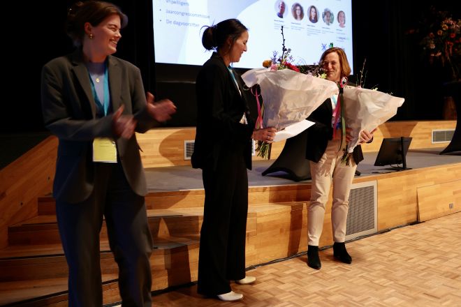 De voorzitter en congrescommissie worden bedankt en krijgen bloemen